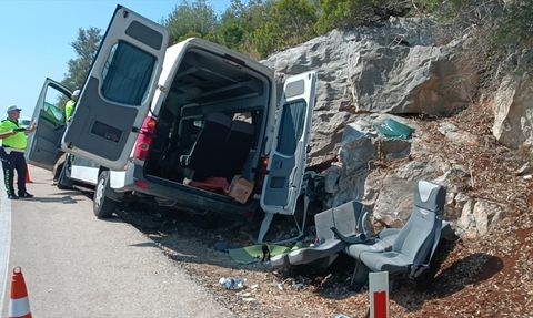 Antalya'da Tur Minibüsü Kayalıklara Çarptı: 17 Yaralı