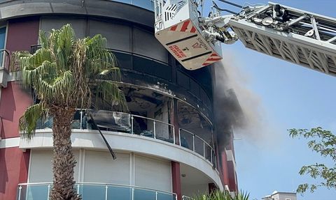 Antalya'da Yangın Faciası: 3 Kişi Hastaneye Kaldırıldı