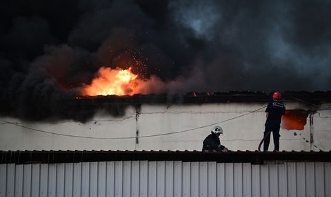 Antalya'daki Otel Ekipmanı Deposunda Yangın Kontrol Altına Alındı