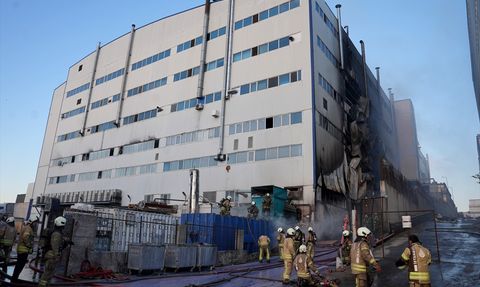 Arnavutköy'deki Fabrika Yangını Kontrol Altına Alındı