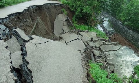 Artvin'de Heyelan Sonrası Köy Yolları Kapandı