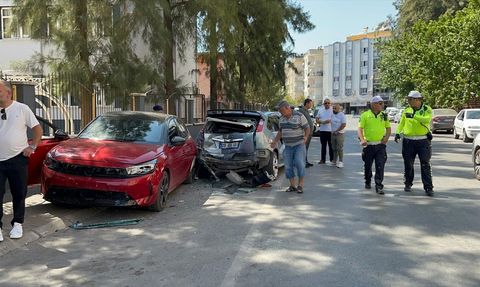 Aydın'da Park Halindeki Araçlara Çarpma Kazası