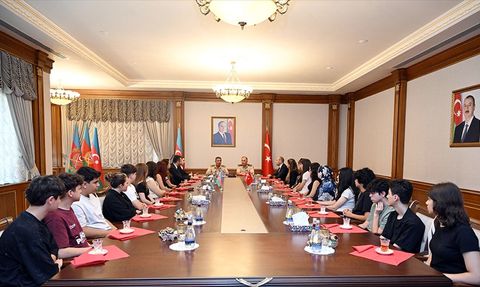 Azerbaycan Savunma Bakanı Hasanov, Türk Şehit Çocuklarıyla Buluştu