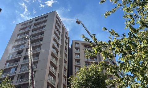 Bağcılar'da 13 Katlı Bina Çatısında Yangın