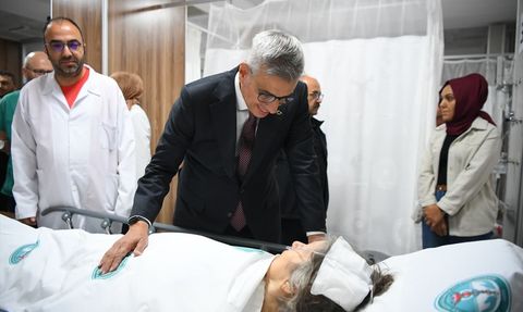 Bakan Memişoğlu Balıkesir'de Depremzedeleri Ziyaret Etti