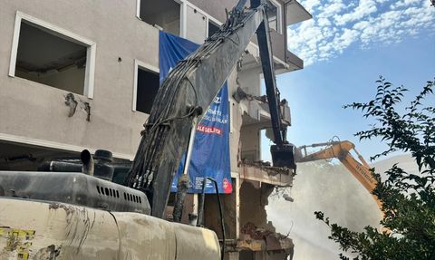 Bakırköy'de Riskli Bina Yıkımı Gerçekleştirildi