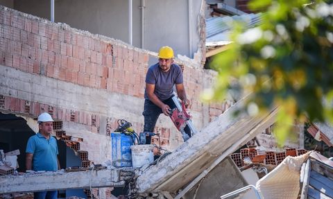 Balıkesir'de Deprem Sonrası Enkaz İncelemesi