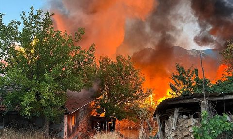 Balıkesir'de Yangın Felaketi: 15 Ev Zarar Gördü