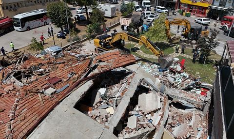 Balıkesir'deki 6,1 Büyüklüğündeki Depremde Yıkılan Bina Enkazı Kaldırılmaya Başlandı