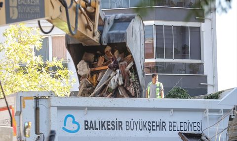 Balıkesir Sındırgı'daki Deprem Sonrası Enkaz Kaldırma Çalışmaları Devam Ediyor