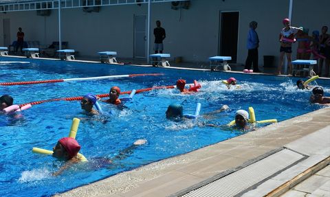 Batman'da Görme Engelli Çocuklar Yüzme Eğitimi Alıyor