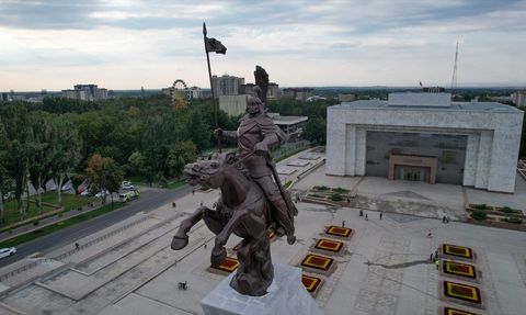 Bişkek'te Manas Anıtı Yenilendi