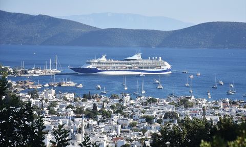 Bodrum'a İki Kruvaziyer Gemisiyle 2.609 Yolcu Geldi