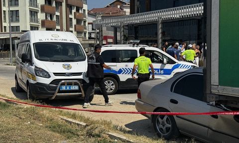 Bursa'da Trafik Kazası: Park Halindeki Tıra Çarpan Sürücü Hayatını Kaybetti