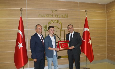Çankırı'da Ters Dönen Bayrakları Düzelten Genç, Vali Tarafından Ödüllendirildi
