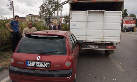 Çarşamba'da Otomobil ve Kamyonet Çarpıştı: 2 Yaralı