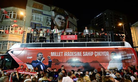 CHP Genel Başkanı Özgür Özel, Bayrampaşa Mitinginde Gündem Oluşturdu