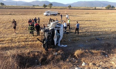 Denizli'de Hafif Ticari Araç Devrildi: 6 Yaralı