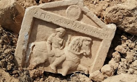 Denizli'de Roma Dönemine Ait Mezar Taşı Bulundu