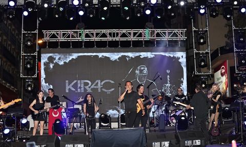 Denizli'deki 30 Ağustos Kutlamasında Kıraç Konser Verdi