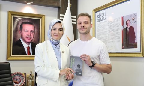 Devlet Korumasındaki Genç Yazar Doğuşkan Yazıcı'nın Kitap Hediye Etmesi
