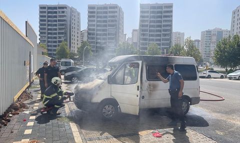 Diyarbakır'da Park Halindeki Minibüs Yangını