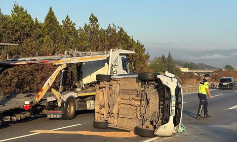 Düzce'de Anadolu Otoyolu'nda Devrilen Otomobilde 6 Yaralı