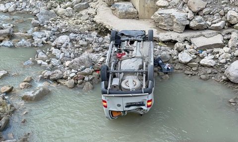 Düzce'de Dereye Devrilen Araçta 5 Kişi Yaralandı