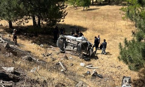 Elazığ'da Hafif Ticari Araç Devrildi: 3 Yaralı