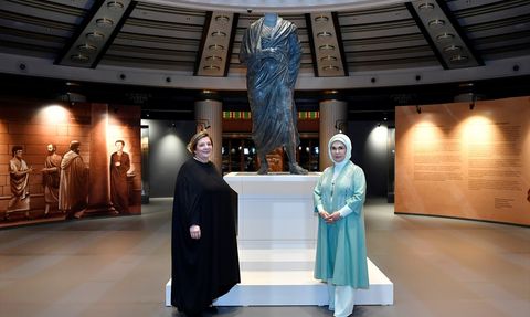 Emine Erdoğan ve Tamar Bagrationi Millet Kütüphanesi'ni Ziyaret Etti