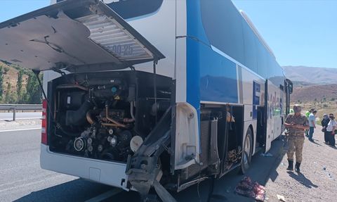 Erzincan'da Yolcu Otobüsü Kaza Yaptı, 5 Yaralı