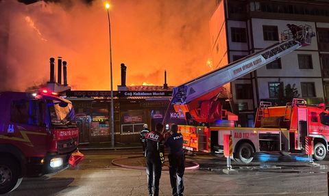 Erzurum'da Restoran Yangını Komşu Binalara Sıçradı