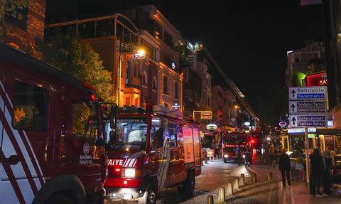 Fatih'te Otel Yangını Kontrol Altına Alındı