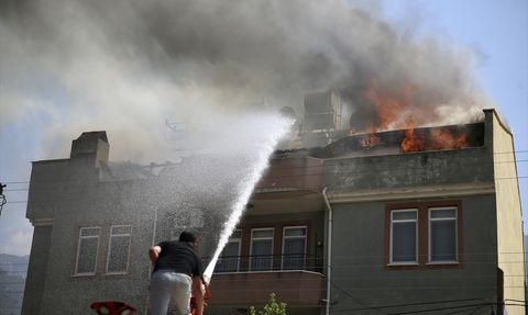 Fethiye'de Çatı Yangını Büyüdü