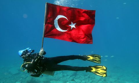 Fethiye'de Zafer Bayramı Coşkusu: Deniz Altında Türk Bayrağı Açıldı