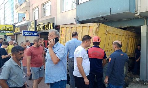 Freni Boşalan Kamyon Park Halindeki Araçlara Çarptı