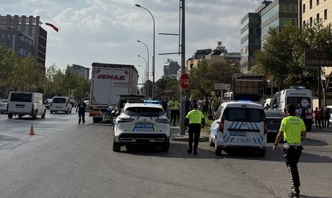 Gaziantep'te Tır ve Özel Halk Otobüsü Çarpıştı: 3 Yaralı