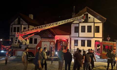 Gümüşhane'deki Butik Otelde Yangın Çıkmış Olup İtfaiye Müdahale Ediyor