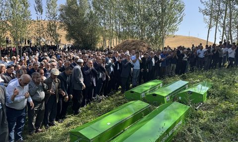 Hakkari'deki Trafik Kazasında 5 Aile Ferdi Hayatını Kaybetti