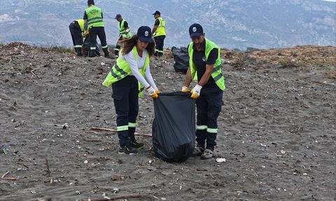 Hatay'da Deniz Kaplumbağası Yavruları için Sahil Temizliği