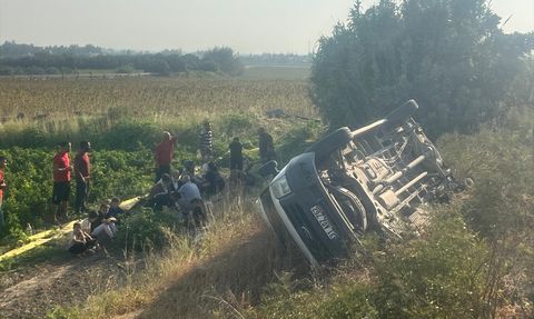 Hatay'da Minibüs Devrildi: 13 Yaralı