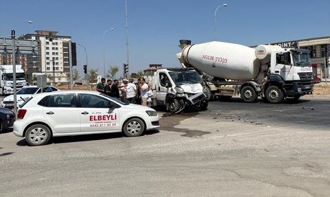 Hatay'da Otomobil ve Çekici Çarpışması: 3 Kişi Hayatını Kaybetti