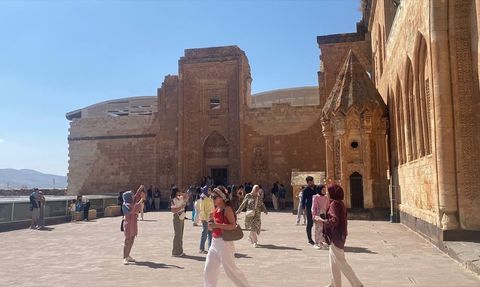 İshak Paşa Sarayı Yaz Tatilinde Yoğun Ziyaretçi Akınına Uğruyor