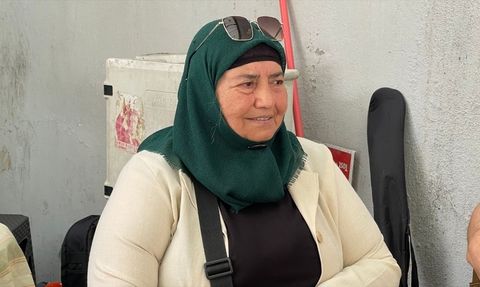 Isparta'daki Depremzede Kadın Müzikle Moral Buluyor