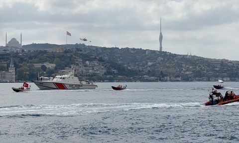 İstanbul Boğazı'nda Kaybolan Yüzücü İçin Arama Çalışmaları Devam Ediyor