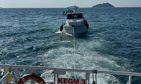 İstanbul Boğazı'nda Sürüklenen Tekne Kurtarıldı