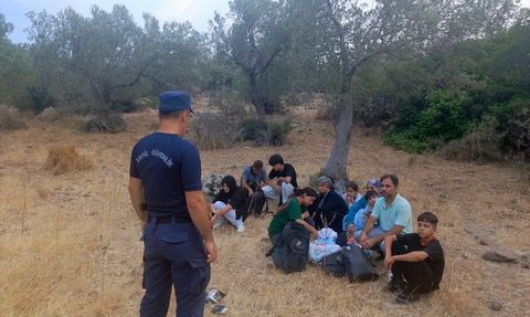 İzmir'de Düzensiz Göçmen Kurtarma ve Yakalama Operasyonları