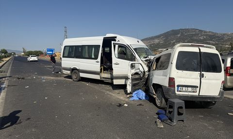 İzmir'de Feci Kaza: 1 Ölü, 12 Yaralı