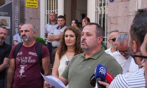 İzmir'de kooperatif hak sahipleri belediye önünde 'mezar taşı' eylemi