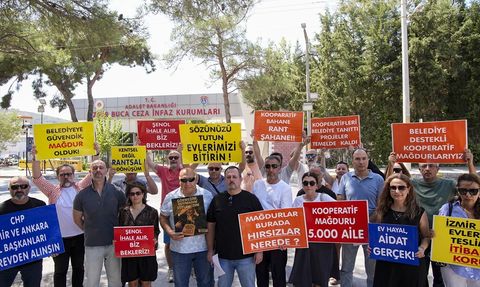 İzmir'de Kooperatif Mağdurlarından Kırmızı Halılı Eylem